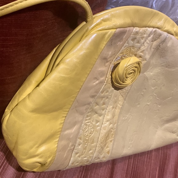 Vintage Yellow Leather Purse with Floret - Picture 3 of 16
